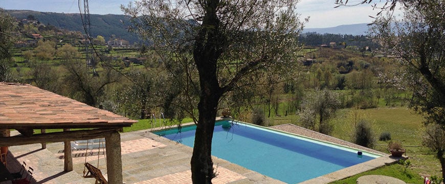 The pool and terrace at Quinta do Rapozinho